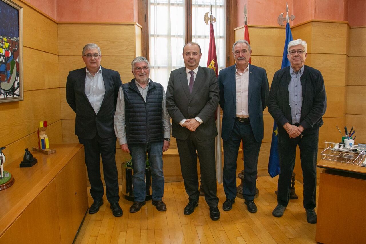 La Federación de Casas presenta el proyecto #Cuenca2425 al viceconsejero de la JCLM Javier Vicario